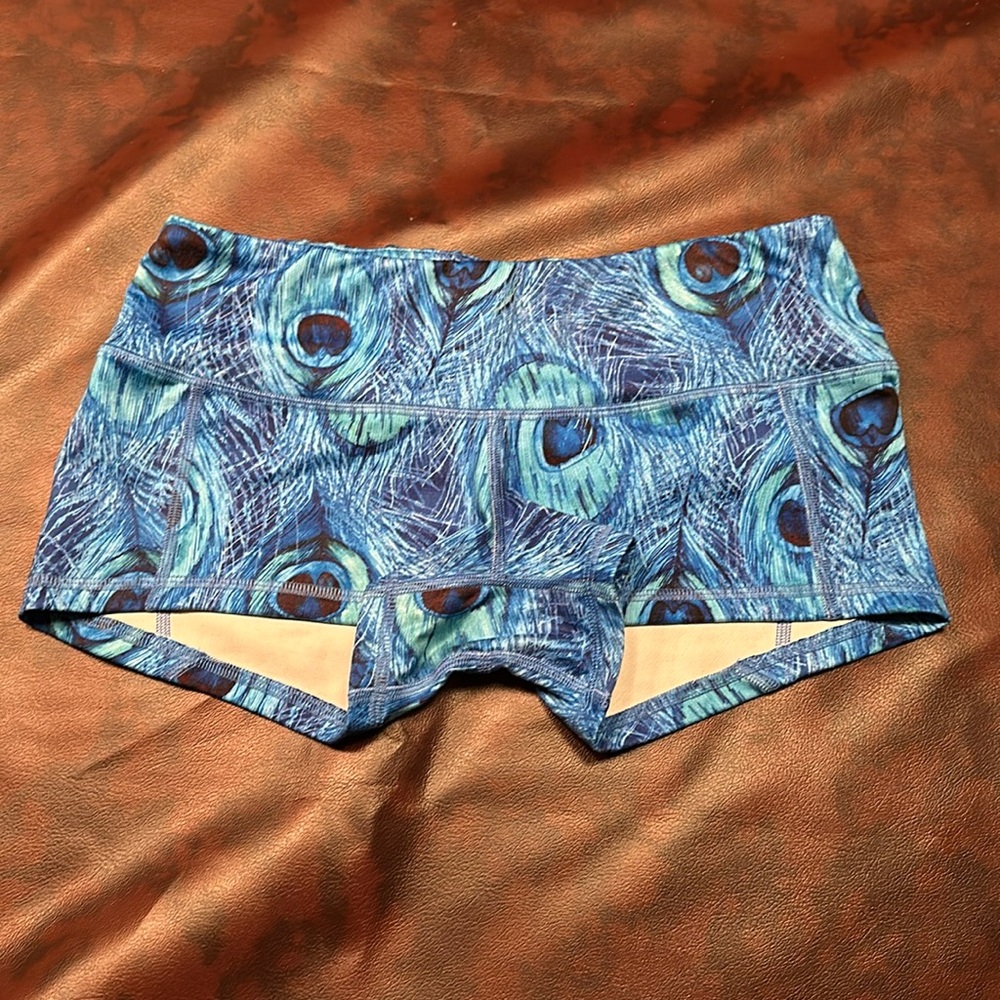 Like new FLEO low rise contour shorts. Size medium.